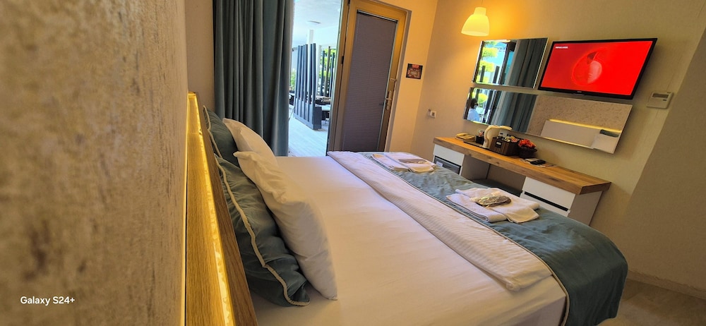 Deluxe Room, Pool View