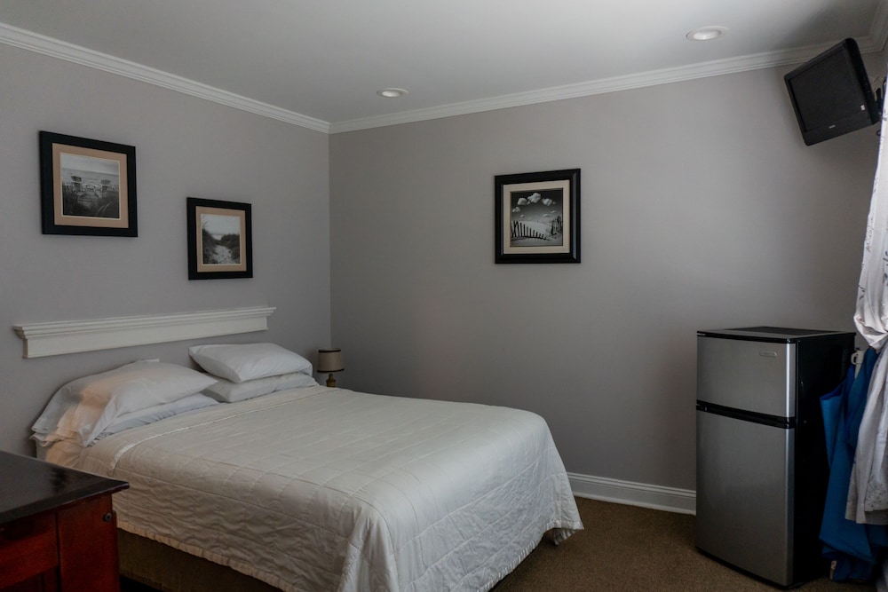 Economy Room, 1 Queen Bed photo 3