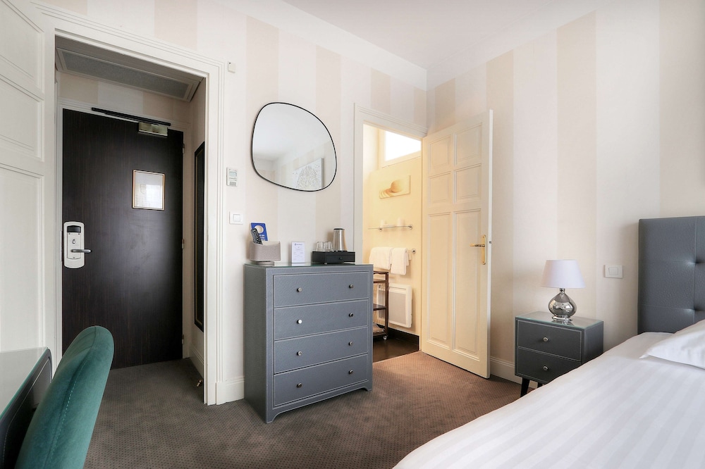 Comfort Room, 1 Queen Bed, Bathtub (Larger Room) - Photo 3