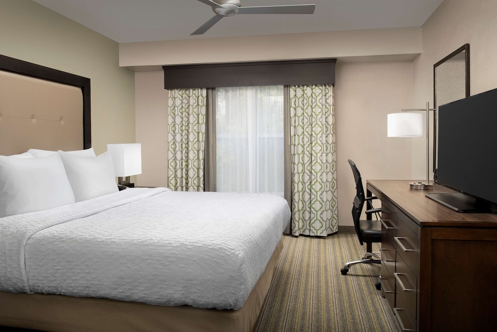 Premium Suite, 1 King Bed, Accessible, Bathtub - Photo 2