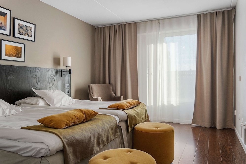 Junior Suite, 2 Twin Beds, Non Smoking (with Sofabed) photo 1