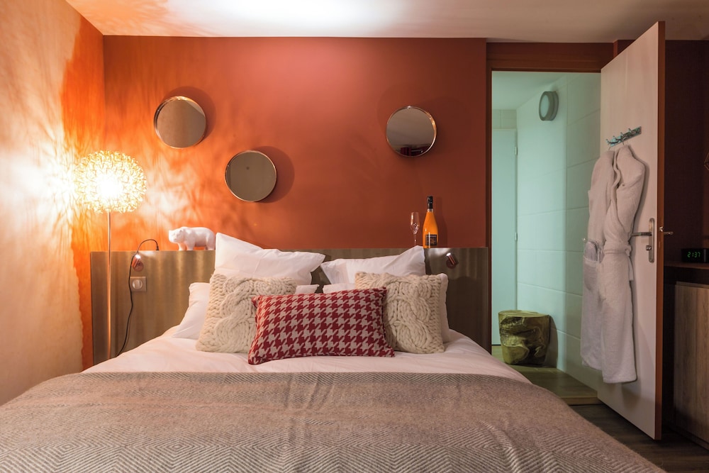 Standard Room, 1 King Bed, Partial View Standard Room, 1 King Bed, Partial View