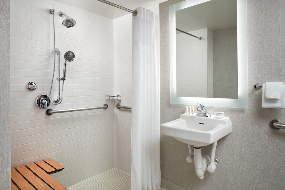 Room, 1 King Bed (Mobility/Hearing Access, Roll-In Shwr) - Photo 4