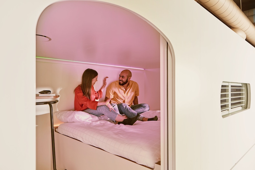 Twin Hub, 2 Twin Beds, Shared Bathroom photo 3