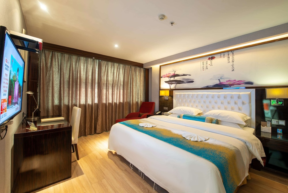 Deluxe Suite, 1 King Bed, Smoking photo 1