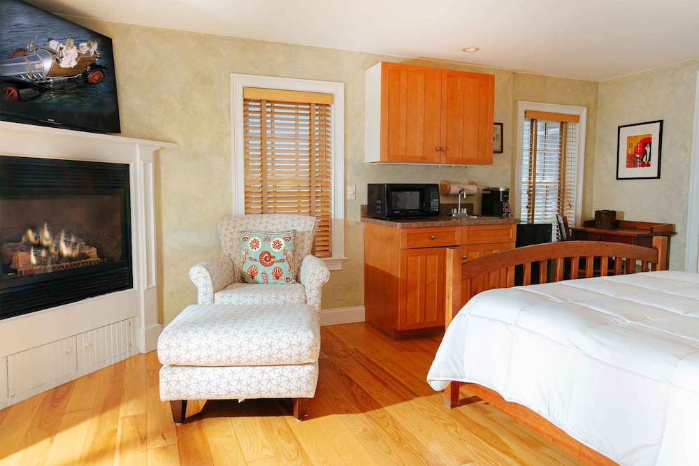 Room, 1 Queen Bed, Private Bathroom, Resort View
