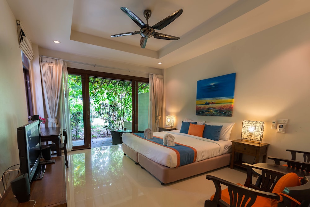 Deluxe Room with Balcony - Photo 7