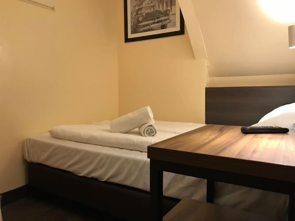 Basic Double Room, 1 Bedroom, Private Bathroom (6 persons) photo 3