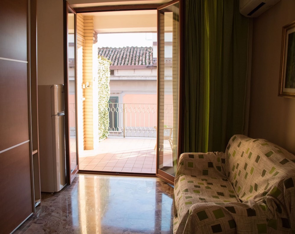 Deluxe Triple Room, Shared Bathroom photo 2