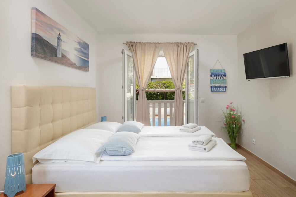 Design Studio, 1 King Bed, Terrace, Pool View
