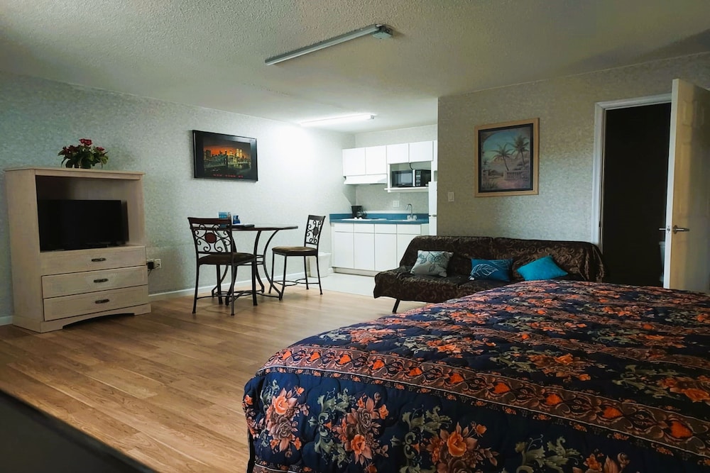 Honeymoon Studio Suite, 1 King Bed, Kitchenette - Photo 1