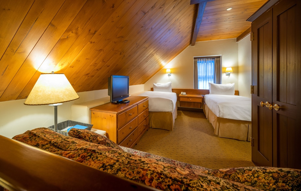 Family Loft Suite 1 King Bedroom 2 Singles photo 3