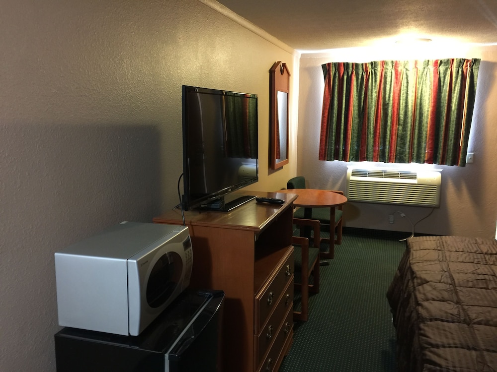 Standard Room, 1 King Bed, Non Smoking photo 3