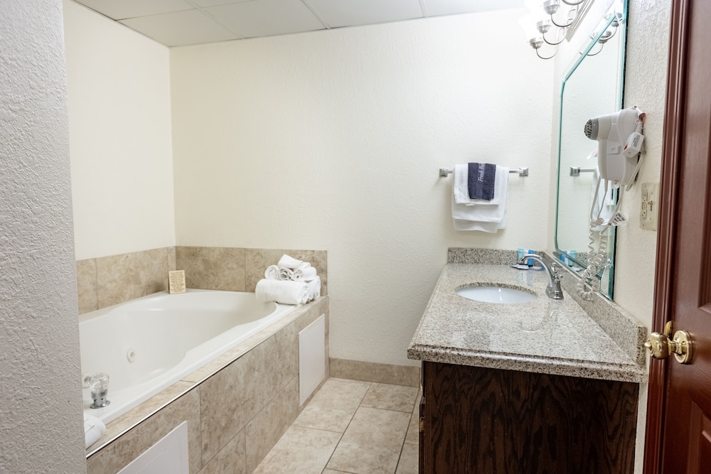 Suite, Jetted Tub - Photo 2