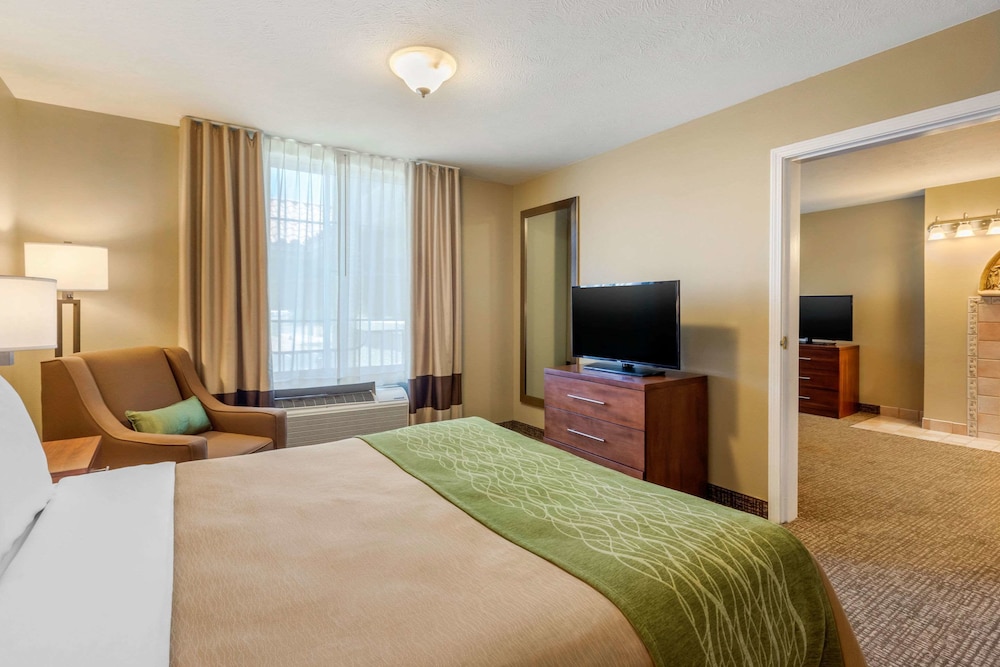 Suite, 1 King Bed with Sofa bed, Non Smoking (Living Room) - Photo 4