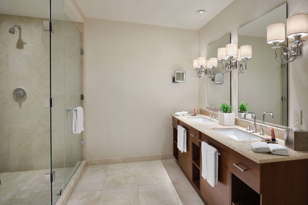Premier Suite, 1 King Bed, Non Smoking, Kitchen (Tower) - Photo 9