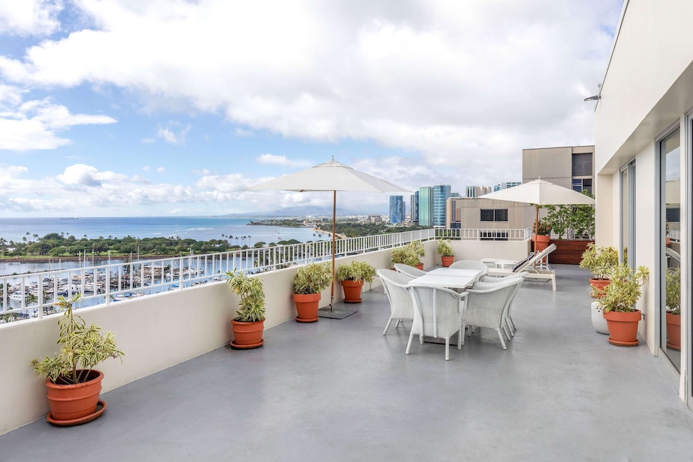 1 Bedroom Oceanfront King Penthouse Suite - Photo 7
