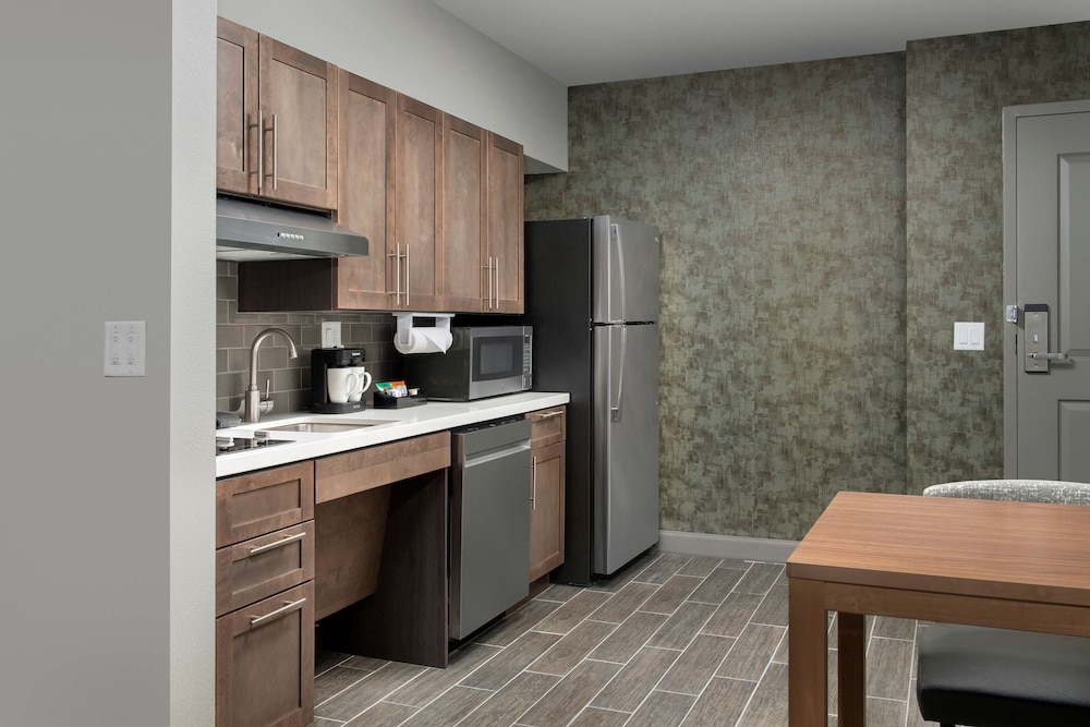 Room, 1 King Bed, Accessible (Mobility & Hearing, Roll-In Shower) - Photo 3