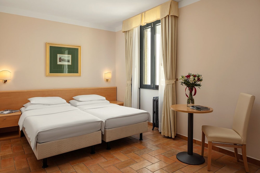 Double or Twin Room - Photo 8