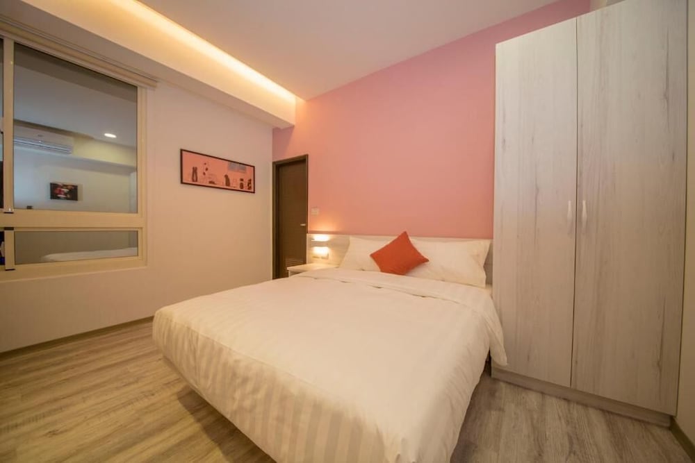 Double Room (Pink)