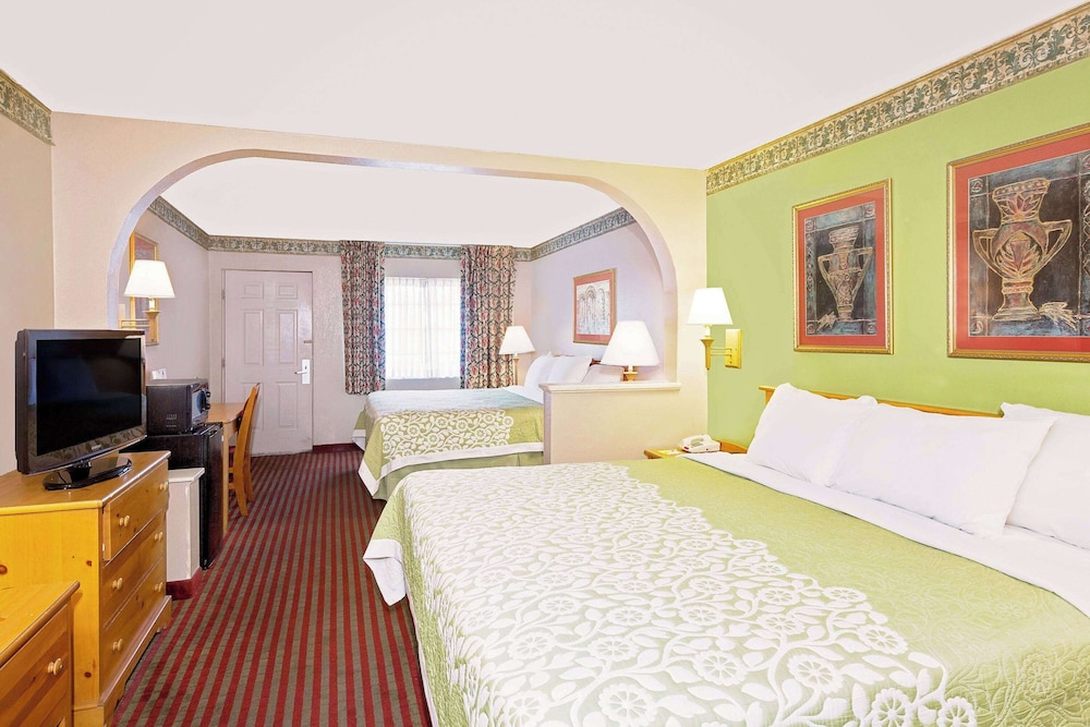 Room, Multiple Beds, Non Smoking (2 King beds) - Photo 4