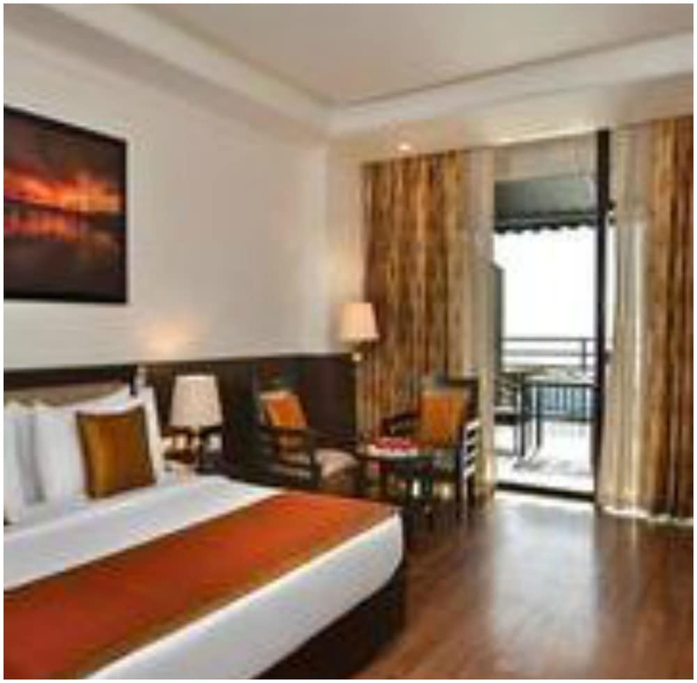 Deluxe Room, 1 Queen Bed (Deluxe Room) photo 1