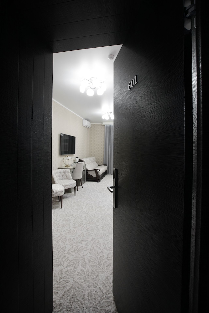 Standard Twin Room (2 large twin beds and sofa bed) photo 3