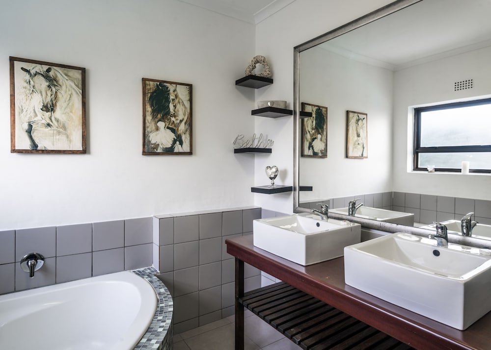 Executive Suite - Photo 2