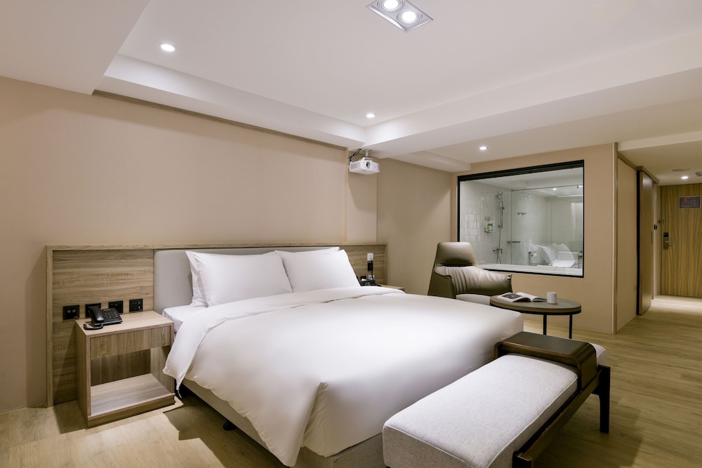 Superior Suite - Photo 9