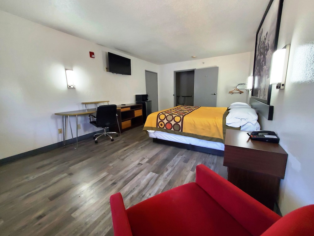 Deluxe Room, 1 King Bed, Non Smoking, Refrigerator & Microwave - Photo 4