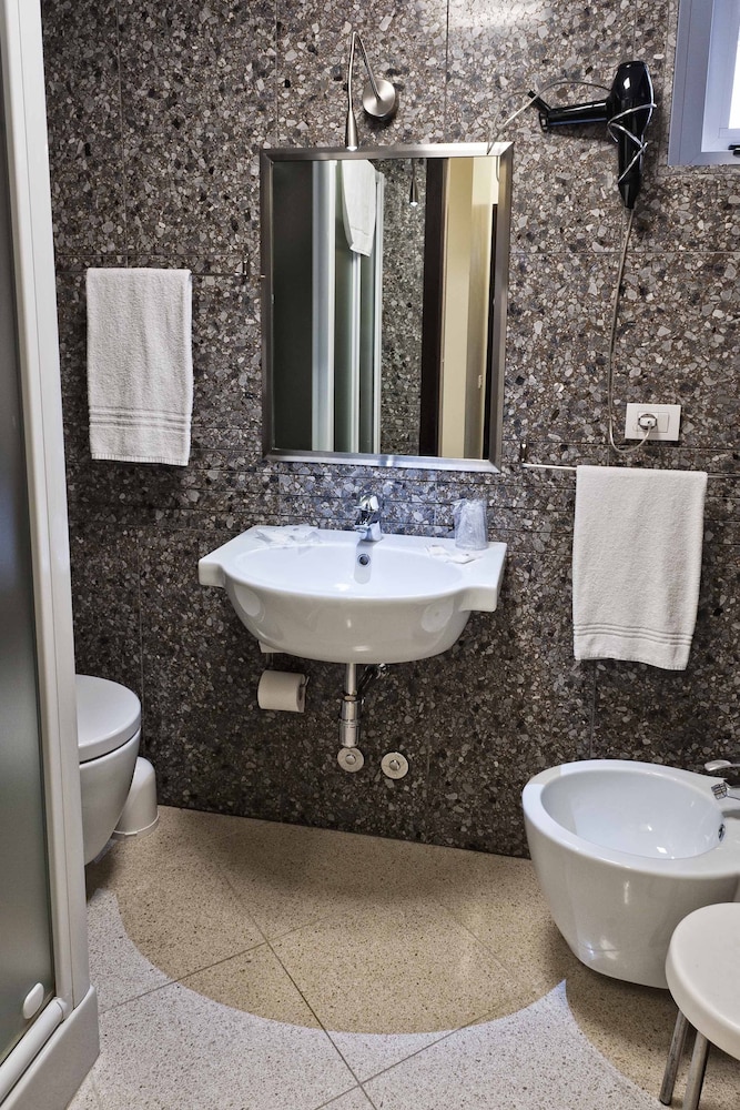 Triple Room, Multiple Beds thumbnail 5
