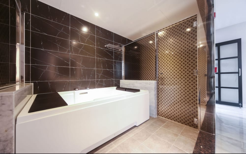 VIP Twin Room (Extra Person Fee Check On-site) - Photo 5
