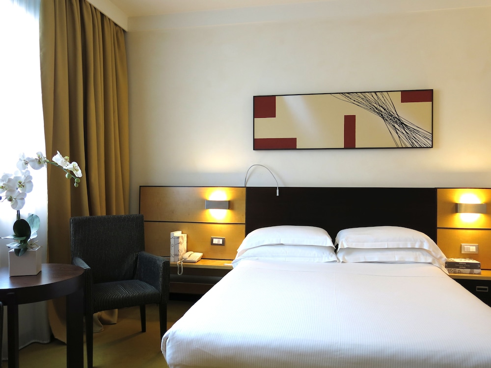 Comfort Room, 1 King Bed - Photo 1