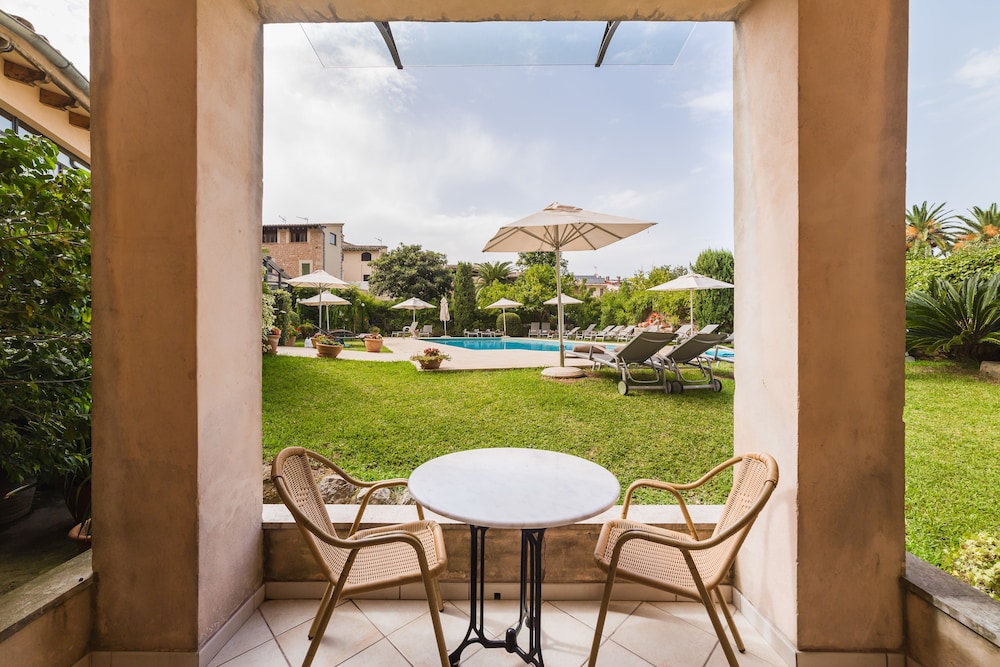 Basic Double Room, 1 King Bed, Pool View