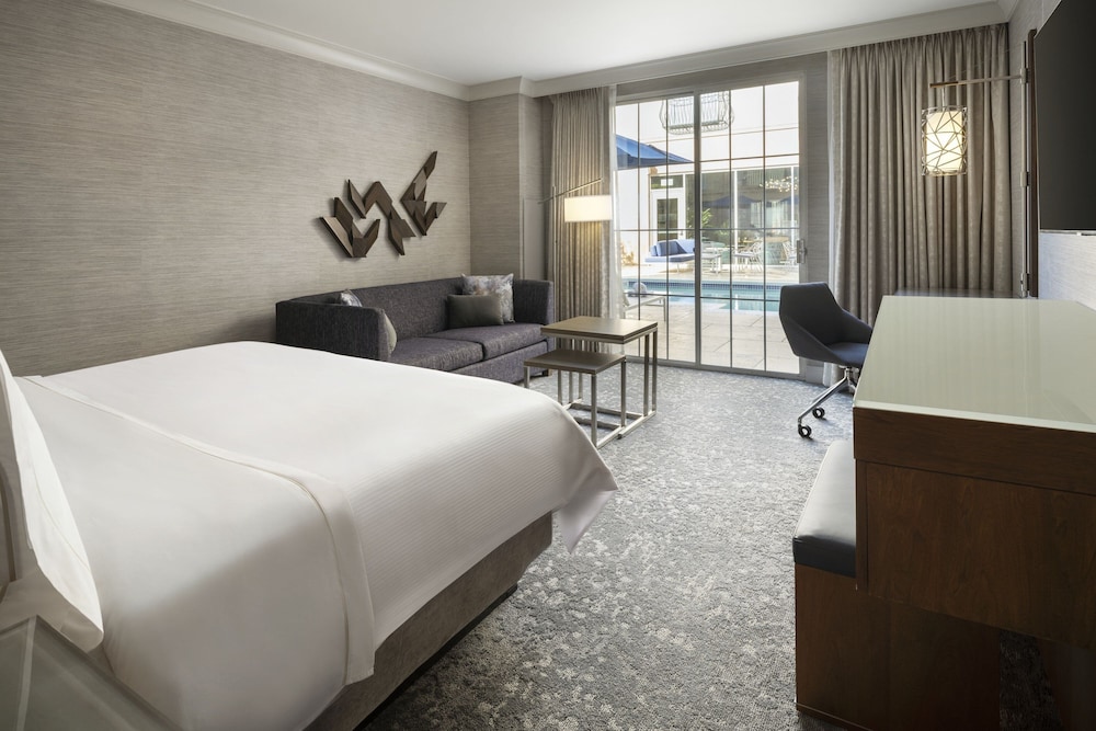 Deluxe Room, 1 King Bed with Sofa bed - Photo 5
