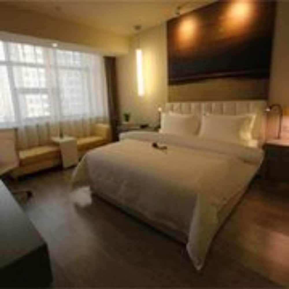 Double Room (Extreme Sassy)