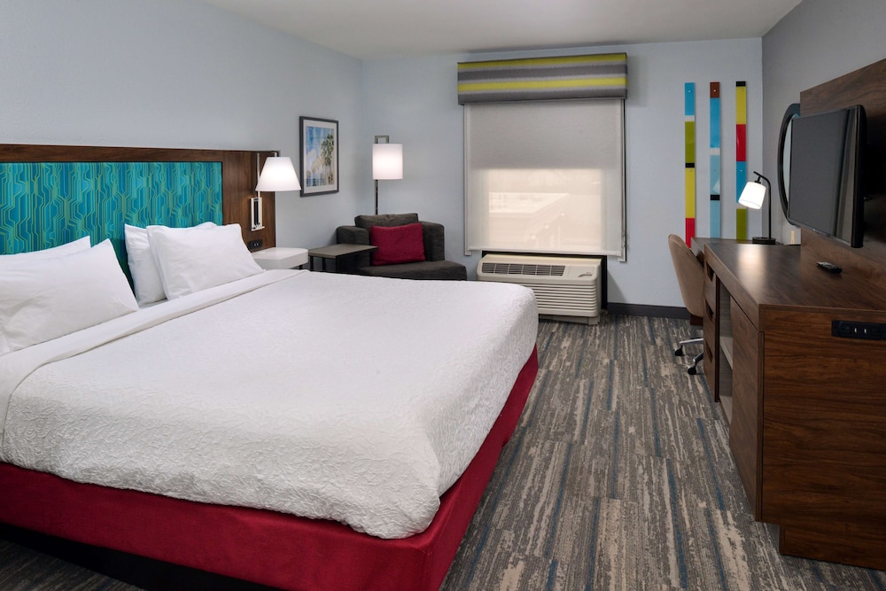 Room, 1 King Bed, Accessible, Non Smoking (Roll-In Shower) - Photo 2