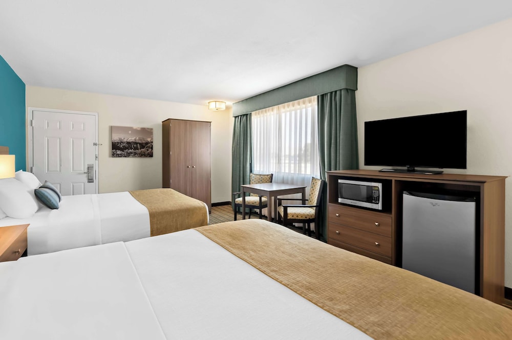 Standard Room, 2 Queen Beds, Non Smoking, Refrigerator & Microwave photo 2