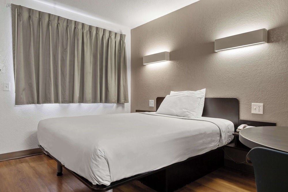 Deluxe Room, 1 Queen Bed, Non Smoking, Refrigerator & Microwave