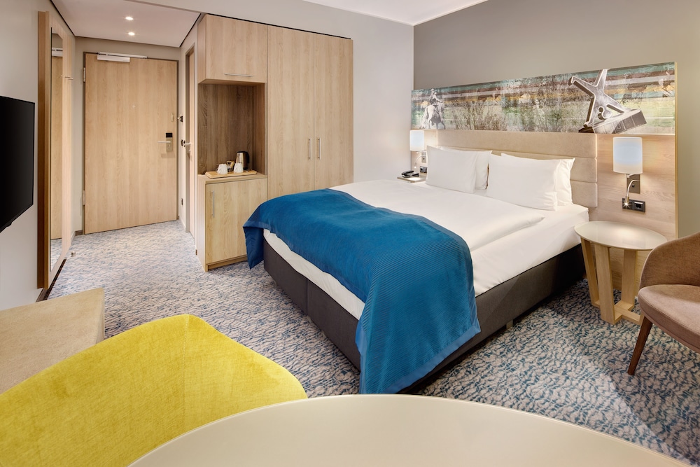 Junior Suite, 1 King Bed, Garden View (Living Room) thumbnail 6