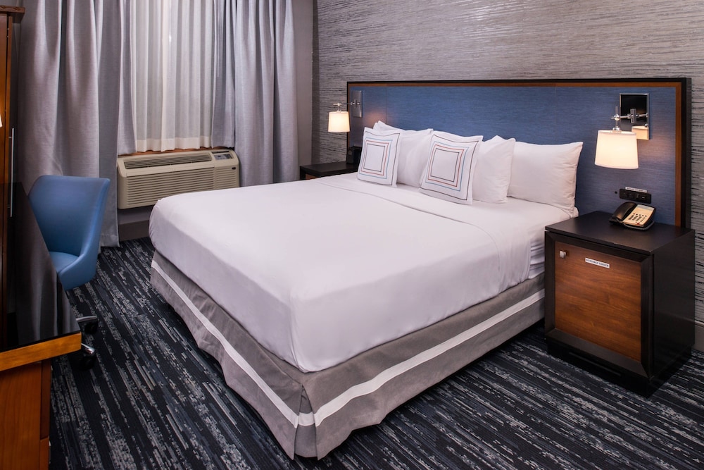 Room, 1 King Bed (Mobility Accessible, Tub)