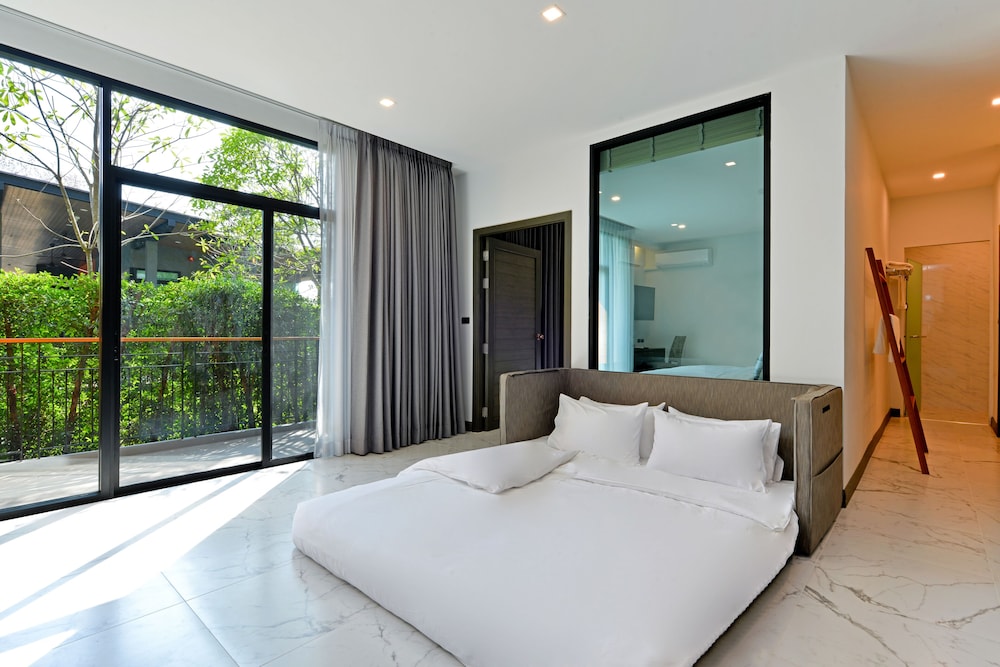 Suite - Photo 1