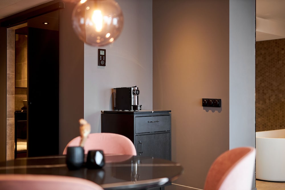 Luxury Suite - Photo 5