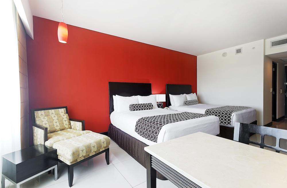 Junior Suite, 2 Queen Beds (Crowne) - Photo 4