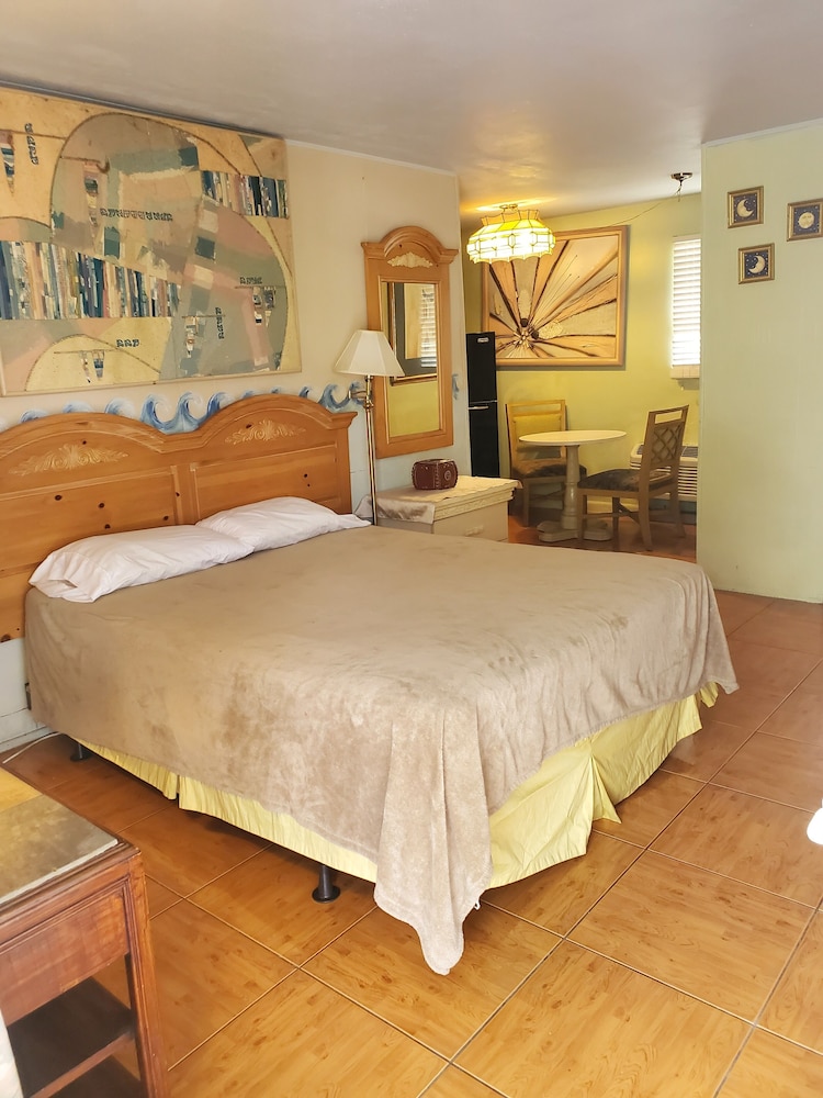 Basic Room, 1 Queen Bed - Photo 7