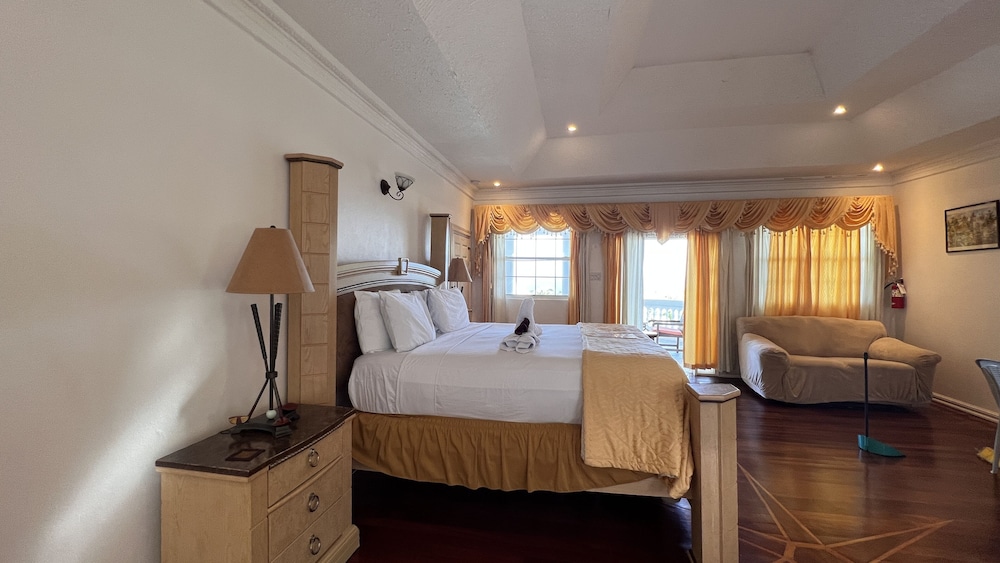 Luxury Double Room, 1 King Bed, Jetted Tub, Ocean View photo 3