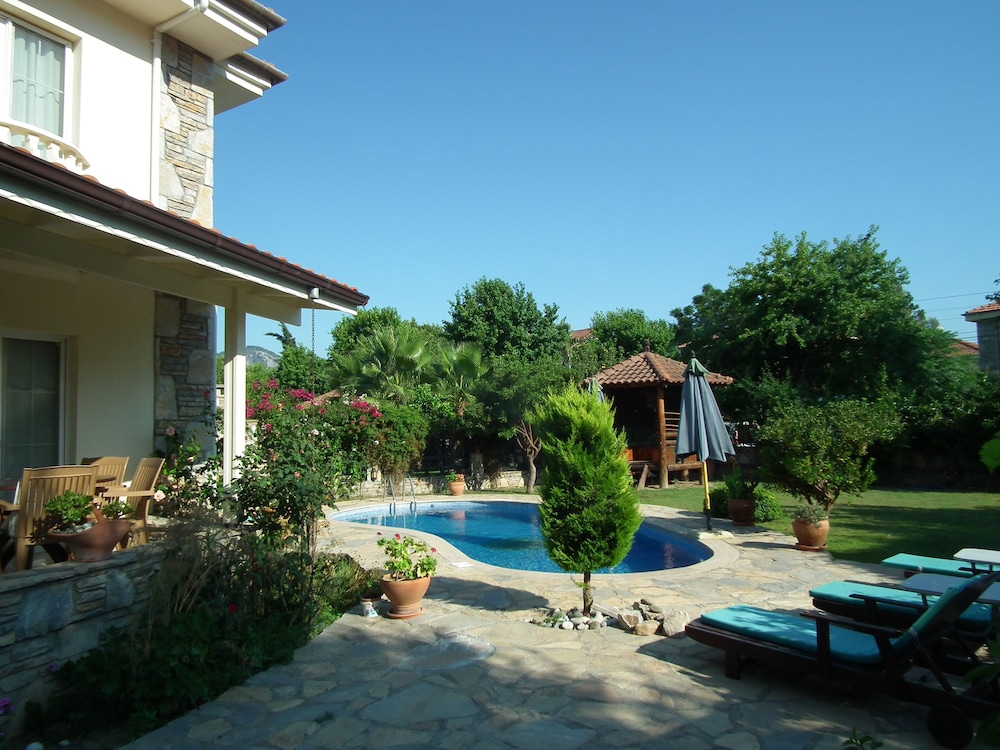 Villa photo 3