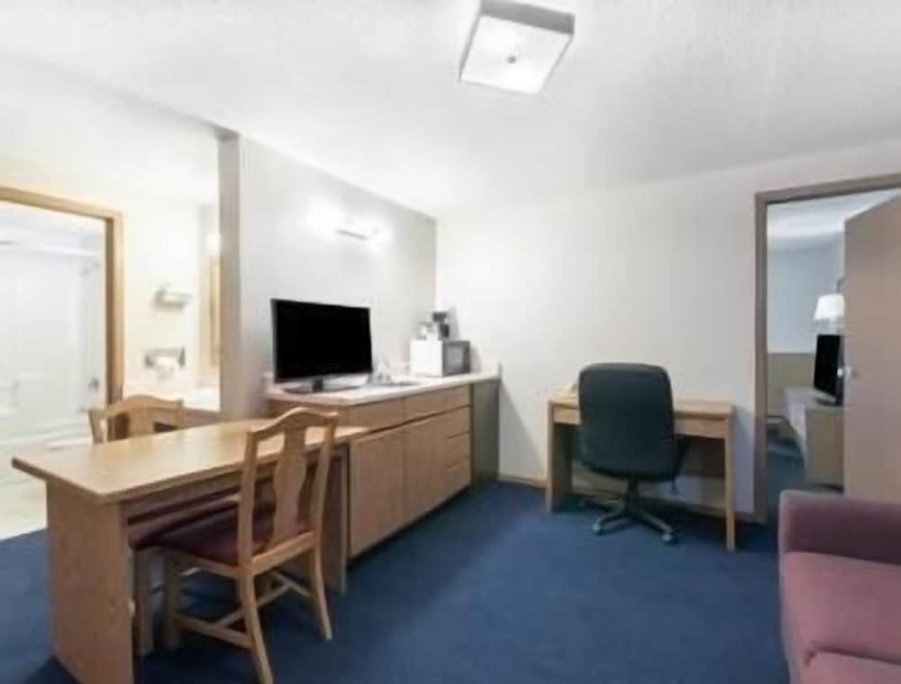 Suite, 1 Queen Bed, Non Smoking, Microwave - Photo 1
