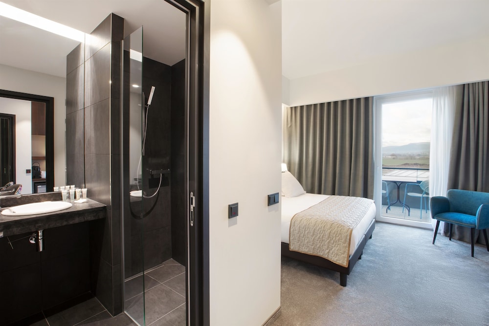 Deluxe Room, 1 Queen Bed, Non Smoking, Balcony (Converts to 2 Twin Beds) - Photo 1