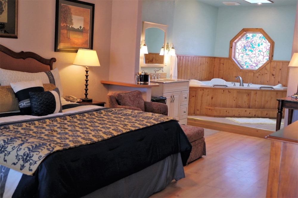 Standard Room, 1 King Bed, Jetted Tub photo 1